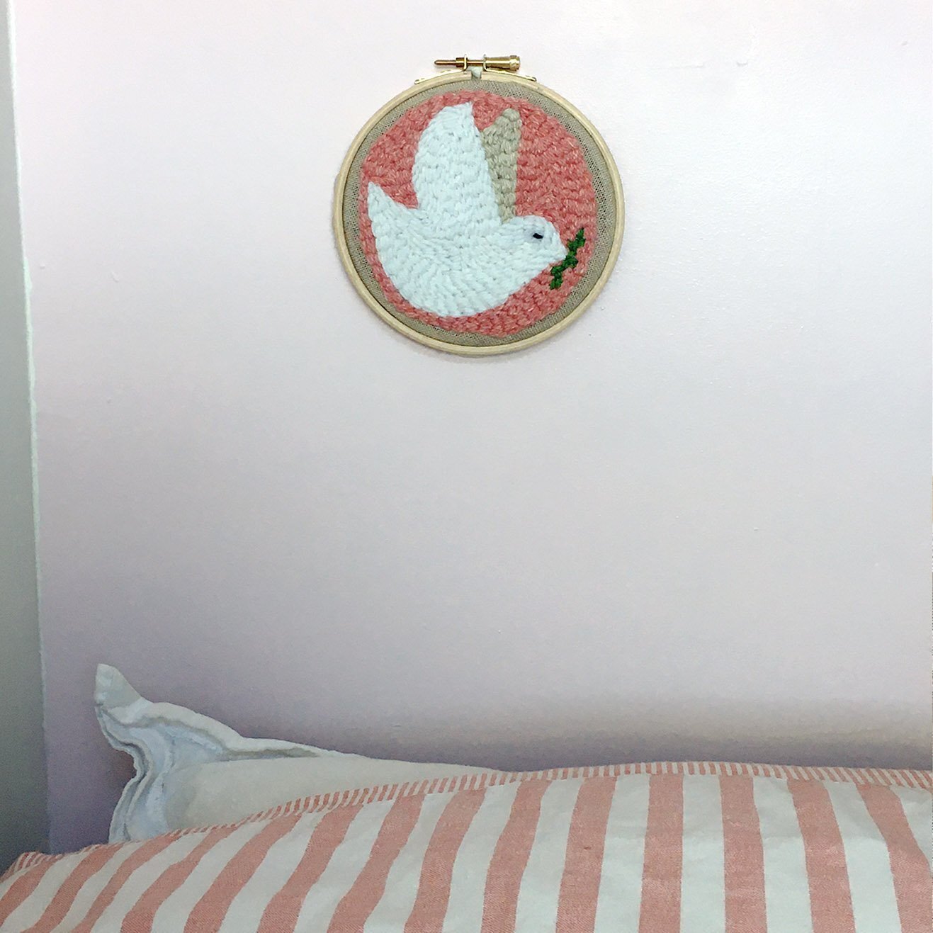 Motif colombe Punch Needle CReparti fabrication française cadeau communion