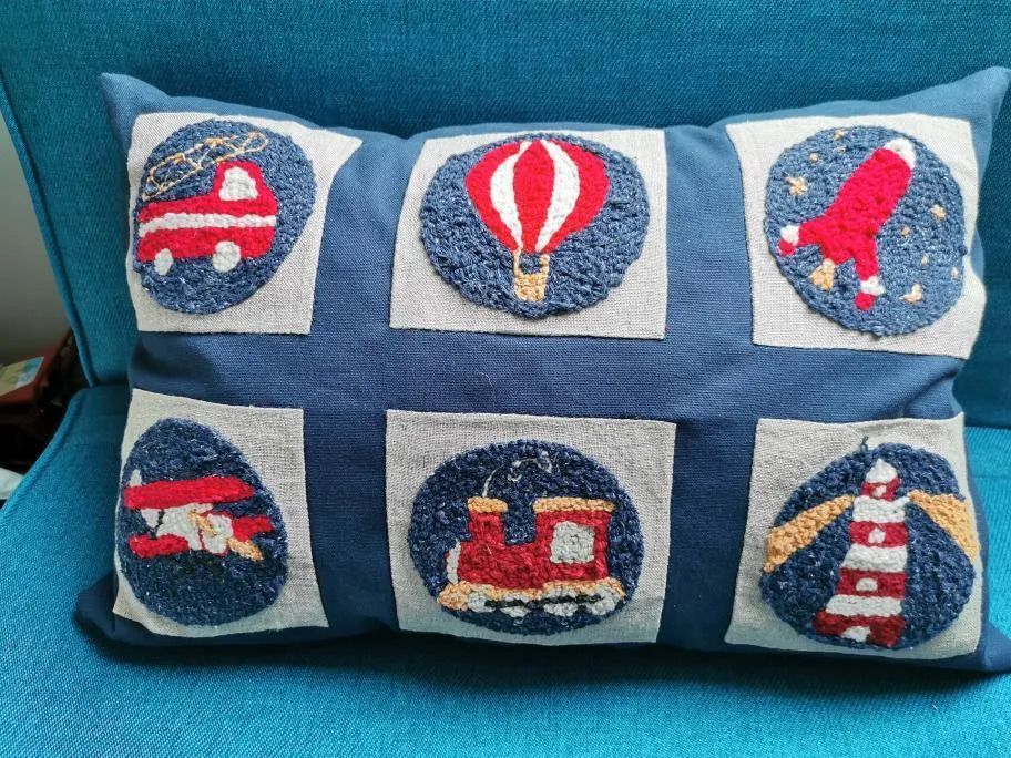 réalisation gregory 6 ans gagnant concours vacances paques 2021 coussin punch needle