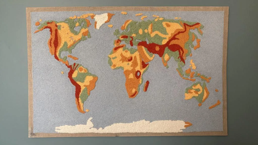 carte du monde en punch needle