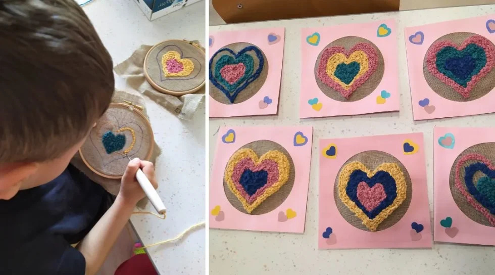 Réalisations en punch needle préparées en classe pour la fête des mères