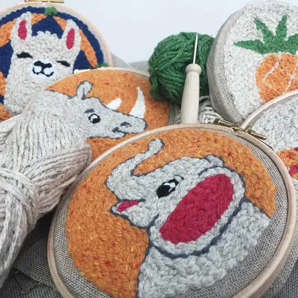 Kits de punch needle C'Reparti : motifs lama, orange et éléphant sur tambours à broder