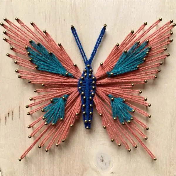Kit de String Art C'Reparti : tableau papillon en fils tendus sur bois